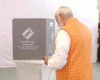 PM Modi Voting : पंतप्रधान मोदींना पाहण्यासाठी झुंबड, मतदान केंद्राबाहेर एक खास मागणी केली पूर्ण, पहा Photos