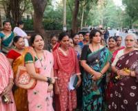 ठाण्यात भाजप नगरसेविकेच्या पतीविरोधात महिलांचा ठिय्या