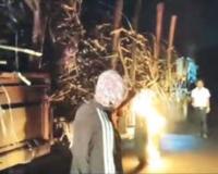 ऊसदर आंदोलन चिघळले; तीन वाहने पेटविली, शिरोळ तालुक्यातील निमशिरगाव येथील घटना