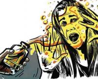 जुन्या वादातून महाविद्यालयीन तरूणीवर भररस्त्यात अ‍ॅसिड हल्ला, आरोपी फरार
