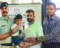 टॉय ट्रेनमध्ये हरवलेला चिमुकला आईच्या कुशीत; माथेरान स्थानकातील रेल्वे कर्मचारी मदतीला धावले