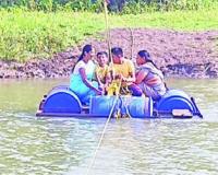 शेतकरी, महिलांसह विद्यार्थ्यांचा जीव धोक्यात घालून प्रवास