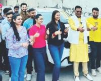 बॉसकडून कर्मचाऱ्यांना 51 कार गिफ्ट