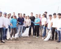 जुहू समुद्रकिनारा झाला चकाचक, स्वच्छतेसाठी 400 तरुणांचा सहभाग, 1946 किलो प्लॅस्टिक कचरा केला गोळा