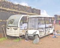 रायगडावर इलेक्ट्रिक वाहने वापराविना उघड्यावरच पडून; मंत्र्यांसाठी उधळपट्टी, प्रशासनाचा बेफिकीरपणा