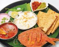 वरळी कोळी महोत्सवात संस्कृती, परंपरेची मेजवानी; समुद्राच्या फेसाळणाऱ्या लाटा आणि झणझणीत झिंगा फ्राय, भरलेले खेकडे!