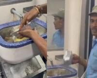 पॅण्ट्री कर्मचाऱ्यांचे किळसवाणे कृत्य,  व्हिडीओ व्हायरल झाल्यावर रेल्वेने केली कारवाई