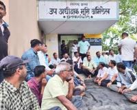 हातकणंगले भूमिअभिलेख कार्यालयासमोर शेतकऱ्यांचा ठिय्या, चौपट नुकसानभरपाईसाठी मोजणी प्रक्रिया बंद पाडली