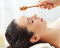 चेहऱ्यावर मध लावण्याचे काय फायदे होतात, जाणून घ्या