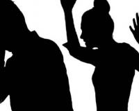 पत्नीने प्रेयसीसोबत रंगेहात पकडले, नंतर नवऱ्याला केली भररस्त्यात धुलाई