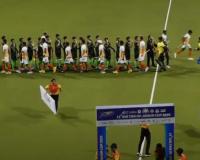 हॉकी सामन्यात हिंदुस्थान-पाकिस्तान खेळाडूंचे शेकहँड!