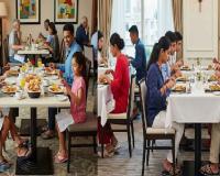 बूट आणि चप्पल घालून जेवणे योग्य आहे का? जाणून घ्या