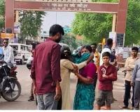 प्रेयसीला भेटायला गेला पण भेटली बायको…; भररस्त्यात हायव्होटेज ड्रामा, एकमेकांना मारहाण, व्हिडीओ व्हायरल…