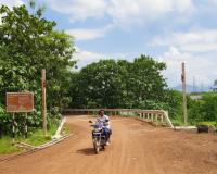 कसाऱ्यात हद्द झाली राव; अवजड वाहनांच्या घुसखोरीसाठी हाईट बॅरिगेट कटर मशीनने कापला, मोखावणे मार्गावरील ब्रिटिशकालीन पुल कोसळण्याचा धोका