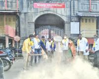 कोल्हापूर महापालिकेसमोर ‘धूळफेक आंदोलन’, धुळीच्या प्रश्नावर ‘आप’कडून निषेध