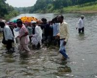 भय इथले…मरणानंतरही यातना; उदगीर तालुक्यातील वागदरीमध्ये अंत्यसंस्कारासाठी नदीतून प्रवास