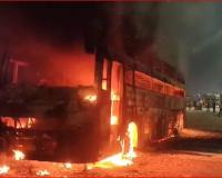 टायर फुटल्याने धावती एसी बस आगीच्या भक्ष्यस्थानी, 40 प्रवासी थोडक्यात बचावले