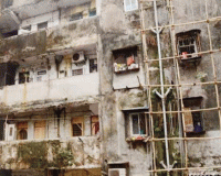 चिरा बाजार येथील म्हाडाच्या इमारतीचा भाग कोसळला, दोन ज्येष्ठ नागरिक जखमी