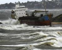 आंध्रच्या किनाऱ्यावर मोंथा चक्रीवादळ धडकले, ओडिसात मुसळधार पाऊस; 15 जिल्ह्यांना फटका