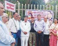 सरन्यायाधीशांवर बूटफेकीचा प्रयत्न, चर्मकार समाजाचा जिल्हाधिकारी कार्यालयावर मोर्चा