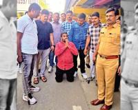 पोलिसांचा दणका, स्कूल बस चालकाला गुडघ्यावर चालवले; गरिब टेम्पो चालकाला मारहाण करीत केली होती तोडफोड