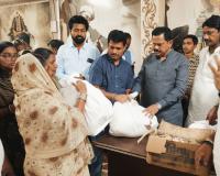 धाराशिवच्या कळंब पूरग्रस्तांना ठाण्यातील शिवसैनिकांची थेट मदत; कपडे, अन्नधान्याचे किट, जीवनावश्यक वस्तूंचे वाटप