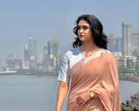 Photo – रिंकू राजगुरू मुंबईच्या क्वीन्स नेकलेसवर