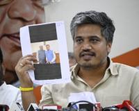 दुबार मतदानासाठी आधार कार्डाचा वापर, रोहित पवारांनी दाखवलं प्रात्यक्षिक