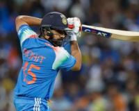 नाद करा पण ‘हिटमॅन’चा कुठं! रोहित शर्मानं सिडनीत ठोकलं 50 वं आंतरराष्ट्रीय शतक, विराटचंही अर्धशतक