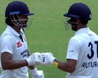 Ranji Trophy 2025-26 – टॉप ऑर्डर ढेपाळली; महाराष्ट्र अडचणीत असताना कर्णधार एकटाच भिडला, ऋतुराजची नादखुळा फलंदाजी