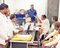 बाजारपेठेत बॅरिकेट लावून अडवणूक करू नका, शिवसेनेचे करवीर पोलिसांना निवेदन