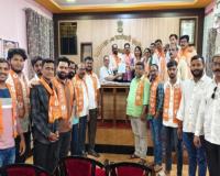 Ratnagiri News – शिवसेना शेतकऱ्यांसाठी रस्त्यावर; तहसीलदार कार्यालयासमोर जोरदार निदर्शन