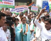 मेट्रो स्थानकांच्या नावावरून काँग्रेस आक्रमक, देवी-देवता व महापुरुषांचा अपमान खपवून घेणार नाही! सिद्धिविनायक मंदिर स्थानकासमोर तीव्र आंदोलन