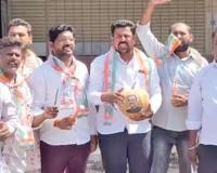 भाजपा कार्यालयासमोर भोपळा फोडून फडणवीस यांचा निषेध; सोलापुरात काँग्रेसचे आंदोलन
