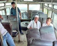 भंगार बसमधून प्रवाशांची वाहतूक; तुटलेल्या काचा, मोडलेल्या सीट, दरवाजे खिळखिळे