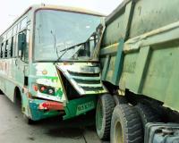 पनवेलमध्ये ब्रेक फेल बस ट्रकवर आदळली; विद्यार्थ्यांसह 15 प्रवासी जखमी