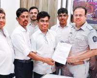 खर्डीतील खड्डेमुक्त रस्त्यासाठी दिव्यांग बांधवांचे आज ‘भीक मांगो’