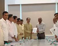 उद्धव ठाकरे, राज ठाकरे, शरद पवार यांच्या उपस्थितीत सर्वपक्षीय शिष्टमंडळ मुख्य निवडणूक अधिकाऱ्यांना भेटले