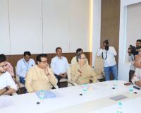 उद्धव ठाकरेंकडून चोकलिंगम यांना निवेदन; बैठकीत काही मुद्दे अनिर्णित, सर्वपक्षीय शिष्टमंडळ उद्या पुन्हा भेटणार; संजय राऊत यांची माहिती