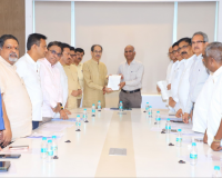 Photo – सर्वपक्षीय शिष्टमंडळाचे मुख्य निवडणूक अधिकाऱ्यांना निवेदन