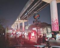 चकाचक भुयारी मेट्रो स्थानकांचा परिसर मात्र अंधारात, रस्त्यावर ना दिवे, ना रिक्षा स्टॅण्ड ; प्रवासी हैराण, सुरक्षाही धोक्यात