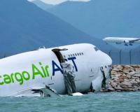 Hongkong Flight Accident – विमान धावपट्टीवरुन घसरुन समुद्रात पडले, दोघांचा मृत्यू
