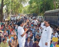 ठाण्यात एकनाथ शिंदे यांच्याविरोधात बेरोजगार तरुणांचा जिल्हाधिकारी कार्यालयासमोर ठिय्या