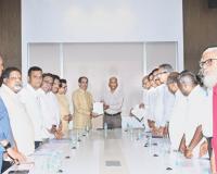 मतदार याद्यांतील घोळ आणि लपवाछपवीविरुद्ध प्रश्नांचा भडीमार! निवडणूक अधिकारी निरुत्तर!! सर्वपक्षीय शिष्टमंडळाची लोकशाहीच्या बळकटीकरणासाठी धडक; चर्चा अपूर्ण… आयोगाने वेळ मागून घेतला, आज पुन्हा चर्चा