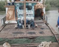 वादळी वारे आणि पावसाचा मारा, खोल समुद्रात दोन मच्छीमार बोटी बुडाल्या; 12 खलाशी बचावले