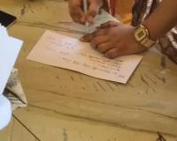 आयुष्यातला अर्धा वेळ वाहतूककोंडीतच जातोय…मोदीजी… आम्हाला आत्महत्या करू द्या! वाहतूककोंडीला कंटाळलेल्या गावकऱ्यांनी मागितले इच्छामरण