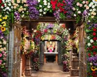 Photo – लक्ष्मीपूजनानिमित्त श्री विठ्ठल-रुक्मिणी मंदिरामध्ये रंगीबेरंगी फुलांची आकर्षक सजावट