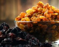 कोणते मनुके किंवा किशमिश आरोग्यासाठी जास्त फायदेशीर असतात? पिवळे की काळे?