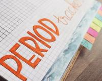 मासिक पाळीपूर्वी होतोय हिरवा रक्तस्त्राव? व्हा सावध, डॉक्टरांकडून जाणून घ्या कारण