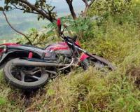 Raigad News – घाटातील साईट पट्टीचा अंदाज आला नाही, दुचाकी 100 फूट खाली कोसळली; एकाचा जागीच मृत्यू